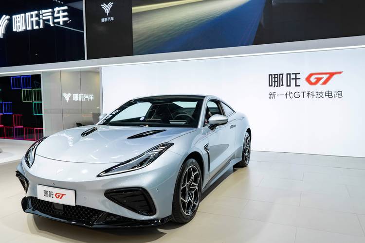 佛山253哪吒汽车在智能汽车领域的表现，领途汽车在新能源汽车市场中的影响力